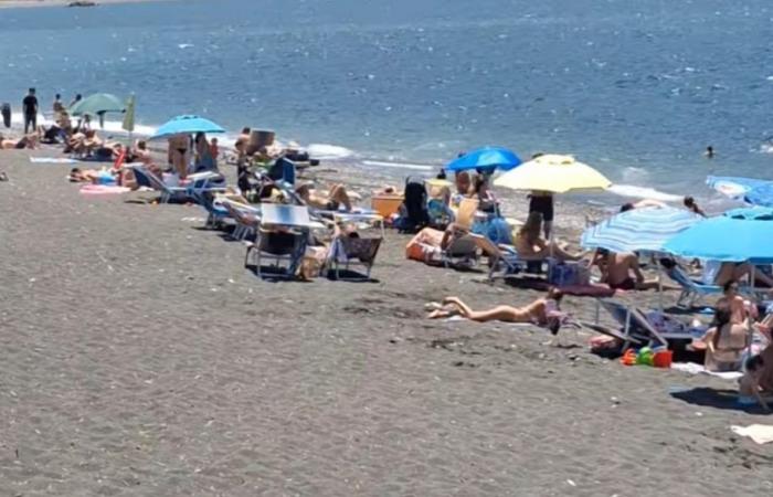 Castellammare, mar limpio y comienza la carrera hacia la playa libre – Multitud en la playa de Via de Gasperi