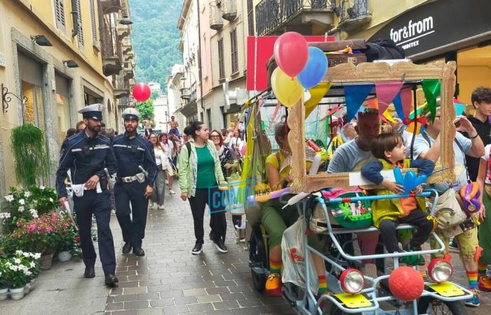 La gran fiesta: todos los protagonistas de la “Parada” en el centro de Como, alegría contagiosa y muchos colores