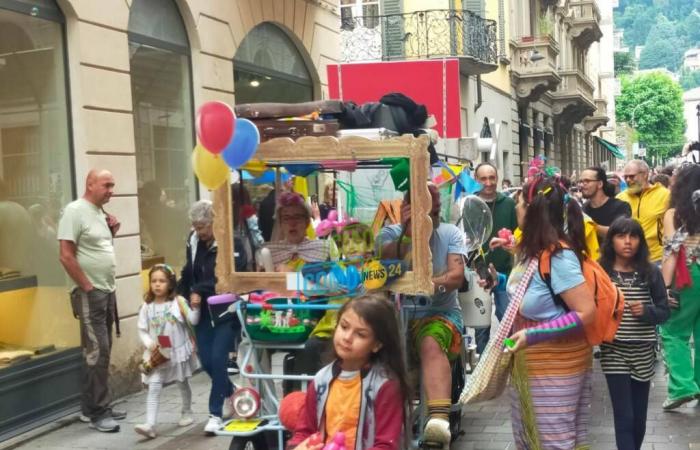 La gran fiesta: todos los protagonistas de la “Parada” en el centro de Como, alegría contagiosa y muchos colores