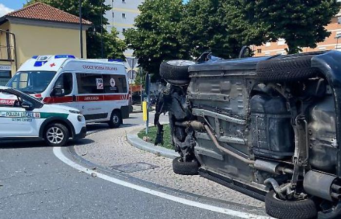 Accidente en la rotonda de Via Torino: coche volcado y conductor herido