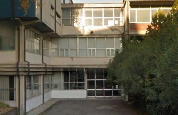 Carrara y el instituto científico Marconi se convierten en refugios para personas sin hogar: redada de los carabinieri