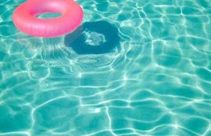 Cae a la piscina mientras jugaba en una fiesta de clase, un niño de 4 años en coma: rescatado por un padre