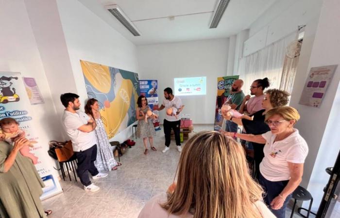 Niños seguros, lecciones de primeros auxilios para padres, abuelos y niñeras en Crotona