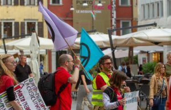 Activistas de Extinction Rebellion en acción en Udine para crear conciencia sobre cuestiones climáticas y más allá – Friulisera