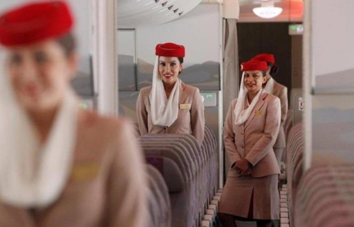 Emirates busca 5 mil asistentes de vuelo en todo el mundo. Salario de 2.500 euros netos al mes, 30 días de vacaciones y viajes hiperrebajados