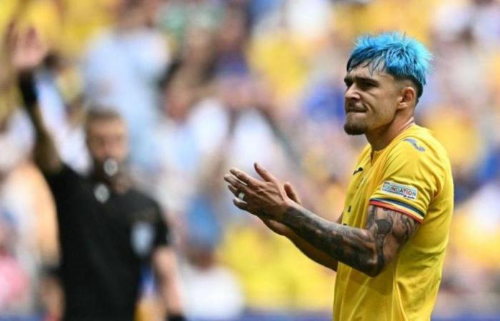 Andrei Ratiu (Rumania), quién es y por qué juega con el pelo azul en la Eurocopa 2024