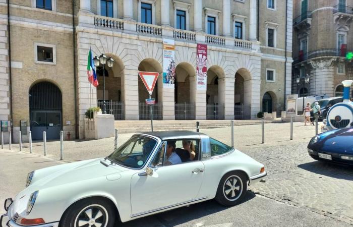 Una caravana de Porsche escoltada por la policía invadió el centro de Ancona – FOTO y VIDEO – Noticias Ancona-Osimo – CentroPagina