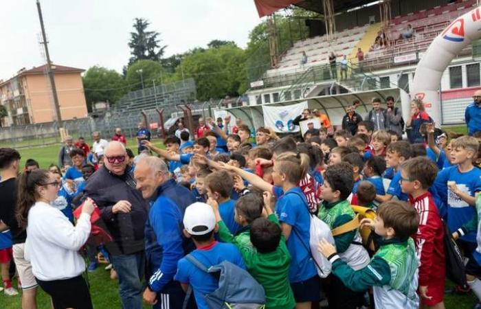 400 niños en el campo de Cuneo en el festival del fútbol juvenil