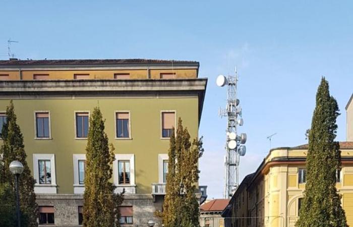 Cremona Sera – Una mujer detenida en Piazza della Pace responsable de resistirse y herir a un funcionario público: quería golpear a los clientes de un bar con una silla