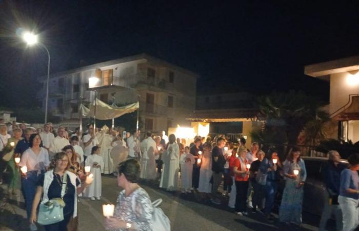 Ragusa, la procesión eucarística concluyó la fiesta de la Preciosa Sangre