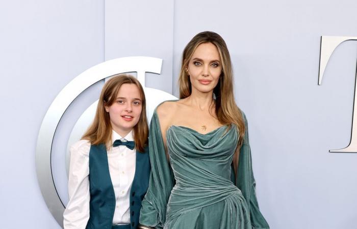 Angelina Jolie luce espectacular con look coordinado con su hija Vivienne en la alfombra roja