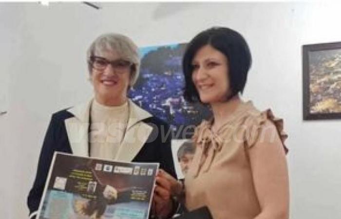 La artista Cinzia Corti premiada en el “Gran Trofeo Águila Real de las Artes Visuales 2024”