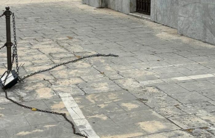 Messina, acto de vandalismo en el Ayuntamiento: la cerradura del aparcamiento rota