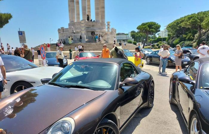 Una caravana de Porsche escoltada por la policía invadió el centro de Ancona – FOTO y VIDEO – Noticias Ancona-Osimo – CentroPagina