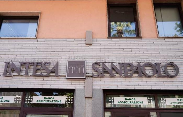 Intesa Sanpaolo, inmenso terremoto para los cuentahabientes: contraventanas cerradas frente al cajero automático | Ya no puedes tocar tu dinero