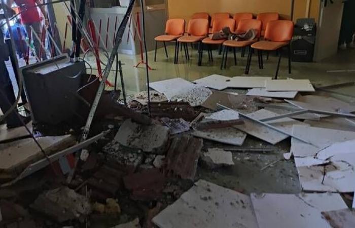 Casi tragedia en Ischia. Se desploma contra el techo en la entrada del hospital Rizzoli