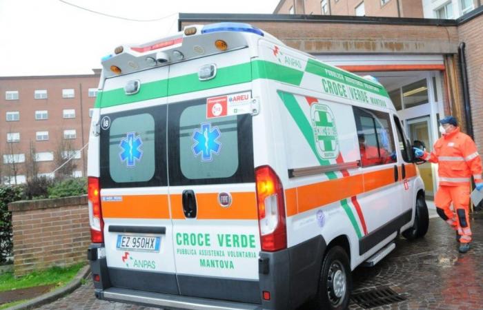 Mantua, se siente mal en via Trieste. Un hombre de 59 años muere poco después de llegar al hospital