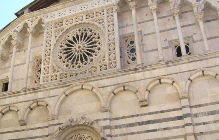 Catedral de Carrara en la web: sitio web, información turística y pantalla táctil en el interior de la abadía