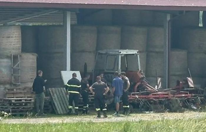 Terrible accidente en Canavese: queda aplastado bajo el tractor conducido por su padre