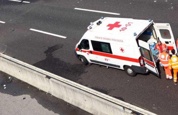Muertes en el trabajo, operador de autopista atropellado por un camión en la zona de Treviso. Un hombre de 66 años aplastado por un tractor en Grosseto