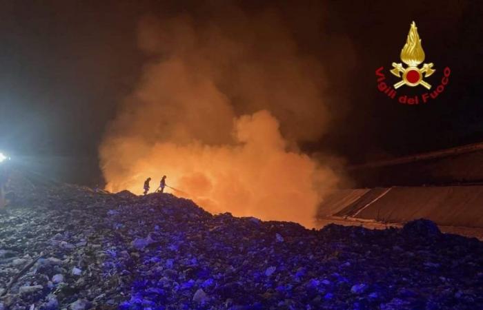 Se incendia el vertedero de Bellolampo en Palermo, las llamas se apagan después de varias horas: vuelve el miedo a las dioxinas