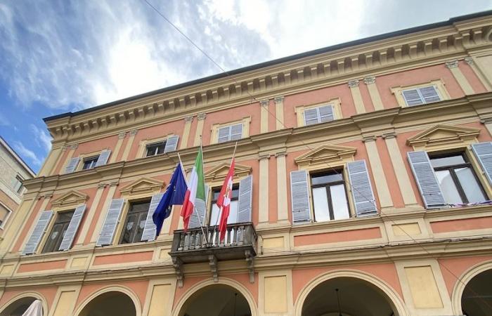 Aparcamiento de Piazza Cittadella: en Piacenza la mayoría del ayuntamiento “salva” a Lodetti Alliata, pero…