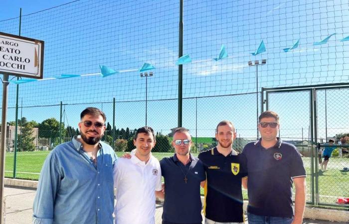 “La portería de banderas, por primera vez los tres grupos de lanzadores de banderas compiten en un torneo de fútbol”
