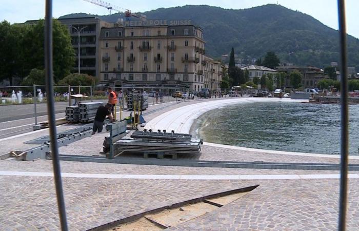 Sitio de construcción a orillas del lago de Como, vehículos de trabajo saliendo de Piazza Cavour