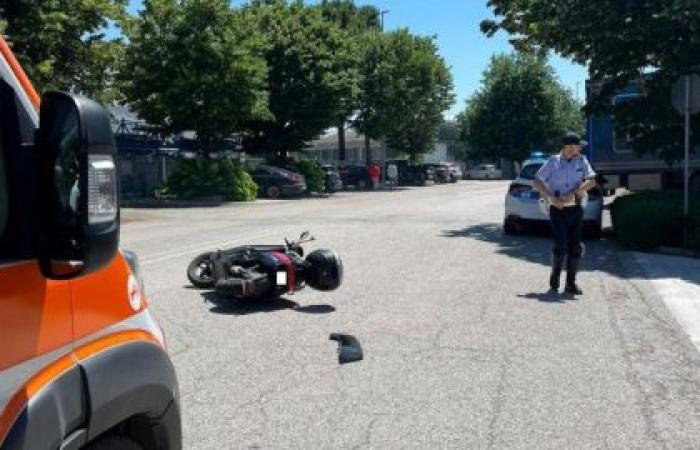 Un camión obstruye la vista, colisión entre coches y scooters en Bellocchi: centauro en el hospital