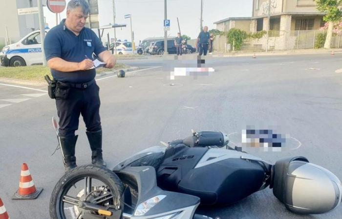 Accidente en Rímini, se cae del scooter y es atropellado por un coche