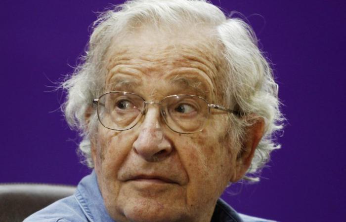La esposa del intelectual estadounidense Noam Chomsky ha negado que su marido esté muerto, informaron algunos medios