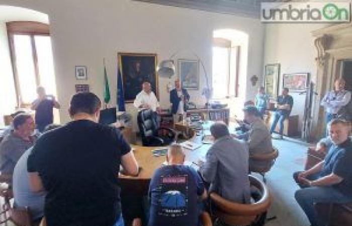 Cara a cara con los sindicatos de alcaldes en Ast. «Activé a las autoridades en Prisciano»