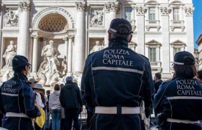 Roma, intenta montar los caballos ornamentales de la Fontana de Trevi: multan a un joven de 27 años