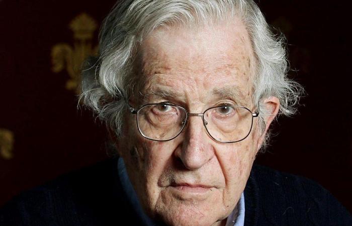 La muerte de Noam Chomsky: investigó el papel de los medios de comunicación en las democracias occidentales
