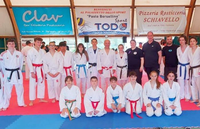 Los chicos de la Academia de Karate de Crotone compiten con un campeón del mundo