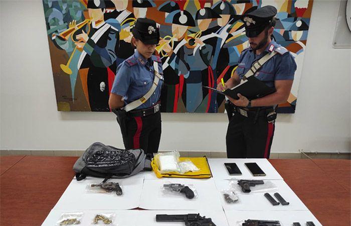 Había robado armas y medio kilo de cocaína en su casa: un hombre de Aprilia de 51 años detenido por los Carabinieri. – Radio Estudio 93