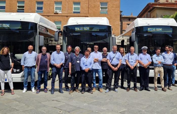 Siena, la flota de autobuses de At es cada vez más ecológica. 14 nuevos vehículos urbanos propulsados ​​por gas metano llegan y podrán repostar en la planta de Due Ponti