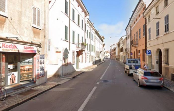 Mantua, se siente mal en via Trieste. Un hombre de 59 años muere poco después de llegar al hospital