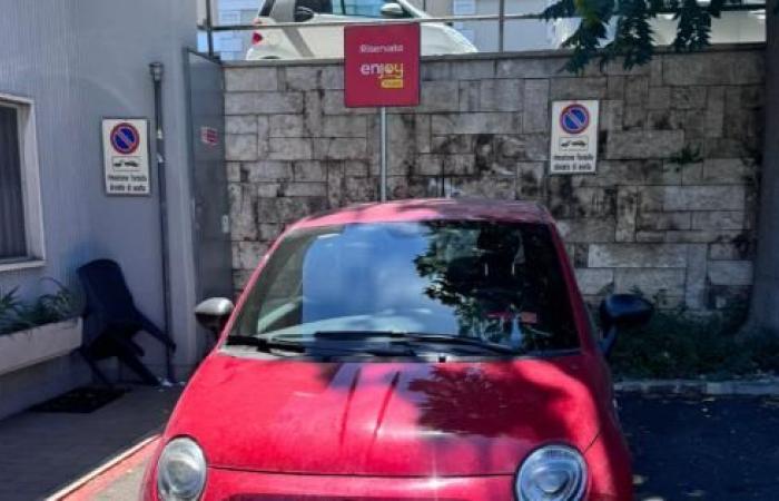 Coche compartido, los 500 rojos de Enjoy también llegan a Puglia: aquí es donde alquilarlos