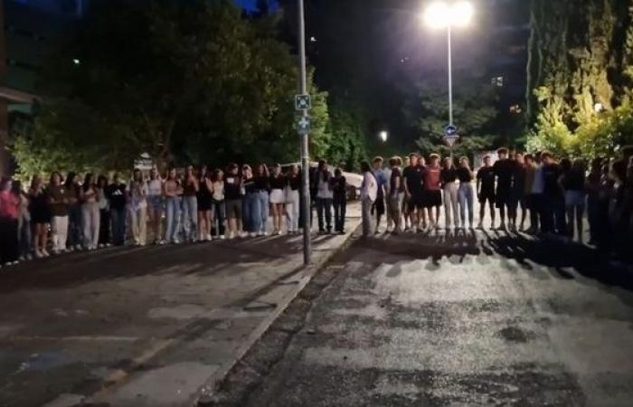 En Perugia cantan ‘La noche antes de los exámenes’ abrazándose delante del colegio – Maturità 2024