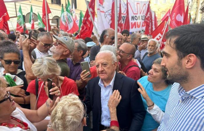 El gobernador de Campania Vincenzo De Luca regresa a Roma para manifestarse contra el gobierno de Meloni
