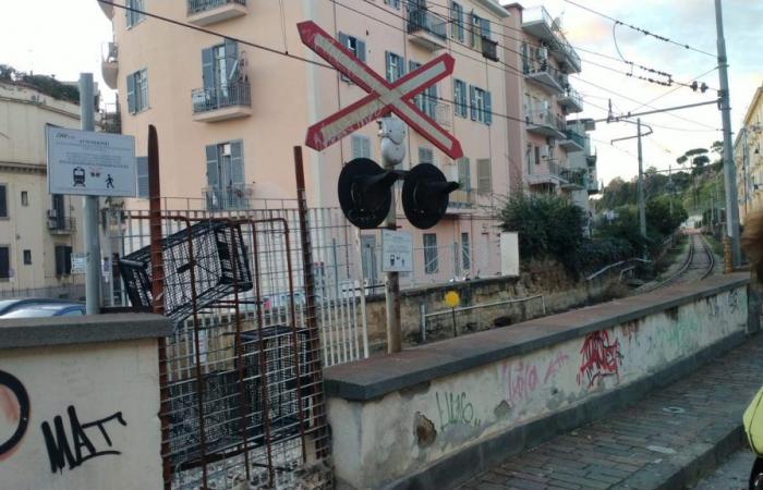 POZZUOLI/ «Hay que abrir el paso a nivel en via Vallone Mandria porque es una vía de escape importante» – Crónica Flegrea
