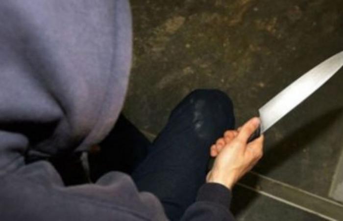 Pánico en la calle de Cosenza, armado con un cuchillo amenaza a los transeúntes: arrestado un joven de 22 años
