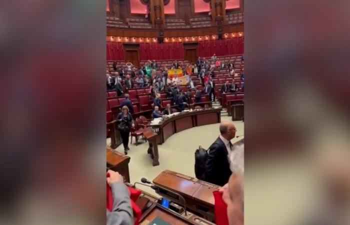 Autonomía, diputados mayoritarios izan banderas regionales entre los gritos de la oposición. Fratoianni: “Agitación vergonzosa”