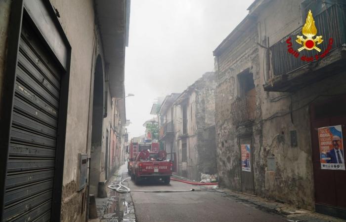 Incendio de Aversa, los cascos rojos de Avellino también en el lugar