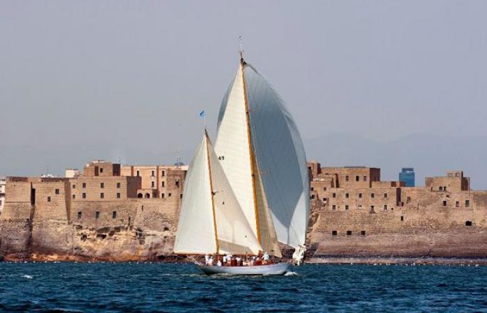 Le Vele d’Epoca en Nápoles: regata y visitas al barco Palinuro