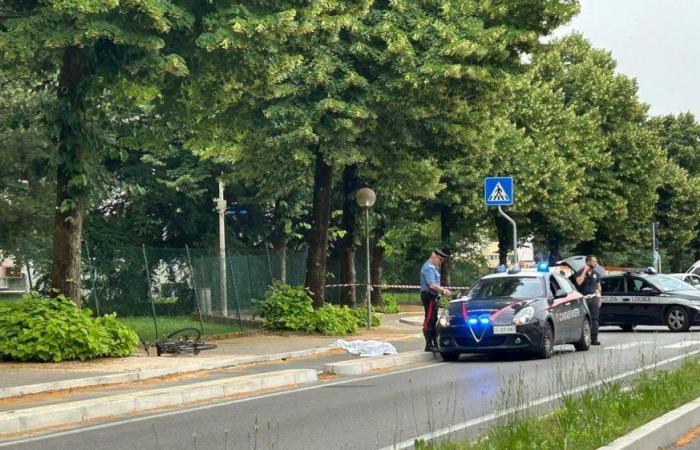 Treviso, ciclista atropellado por un coche mientras cruzaba la calle por un paso de peatones. Trágico vuelo hacia la acera, se golpea la cabeza y muere. Es inmediatamente controvertido.