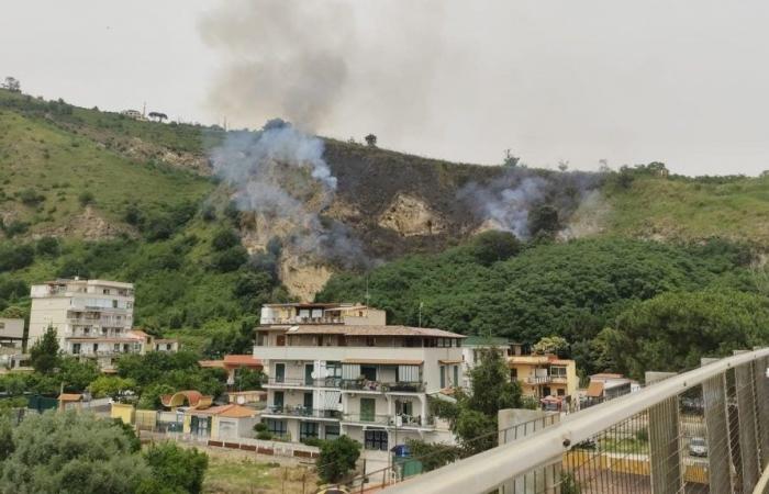 Incendio en Nápoles, colina en llamas en la conexión Soccavo-Pianura: casas amenazadas