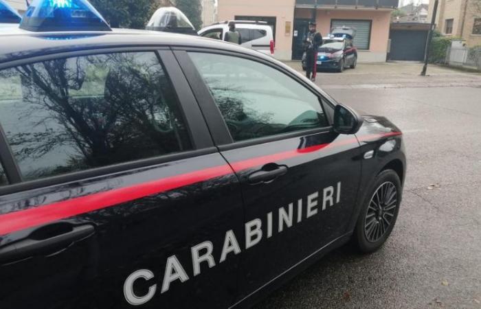 Violento destruye un hotel y envía a 4 carabinieri al hospital: detenido un joven de 29 años