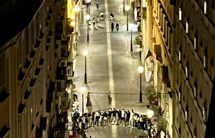 La víspera de los exámenes estatales, los alumnos de Chieti cantan Venditti en Corso Marrucino [FOTO e VIDEO]